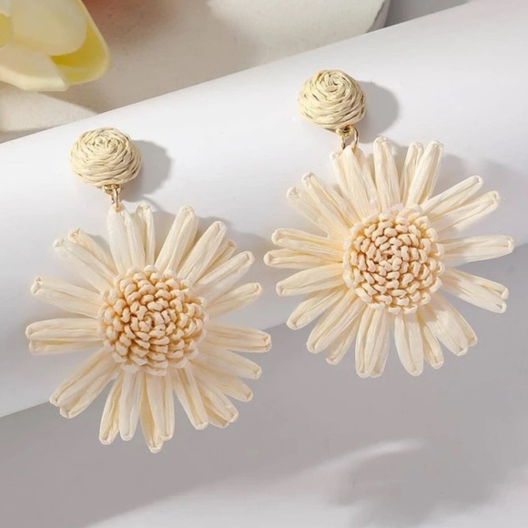 🌼 Flower Drop Earrings - Picture 2 of 7